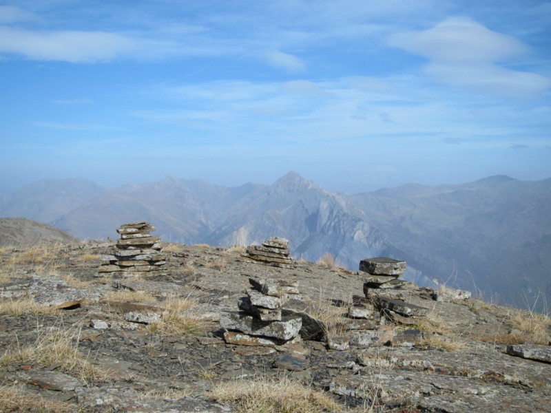 #9 Paroi du Midi : les cairns caractéristiques et vue sur le Gd Perron qui doit être sec aussi. Paroi du Midi : les cairns caractéristiques et vue sur le Gd Perron qui doit être sec aussi.