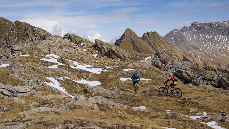 premiers hectomètres de descen : Mont-Blanc un peu masqué, Peteurey et Jorasses au rendez-vous