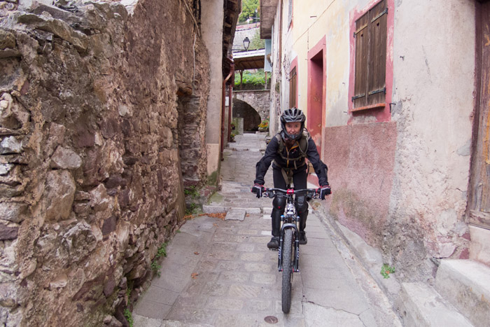 #7 Roure : belles ruelles, à découvrir au ralenti bien sûr ! ;-) Roure : belles ruelles, à découvrir au ralenti bien sûr ! ;-)