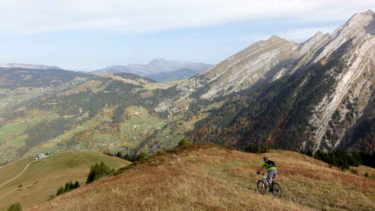 Départ depuis Orsière, 150m de D- en sentier bien cassant puis pistasse jusqu'en bas, on y croix déjà beaucoup moins ...