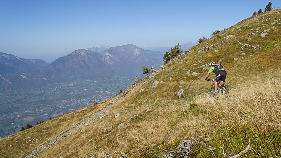 #8 Bas de la descente : sente peu marquée par endroit Bas de la descente : sente peu marquée par endroit