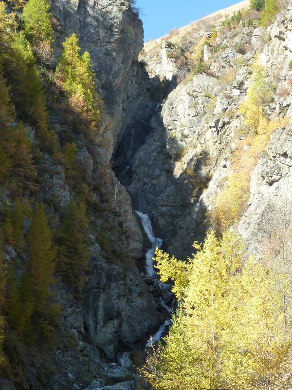 Gorges de l'Enfer : le sentier passe sur la rive gauche et est bien tendu !