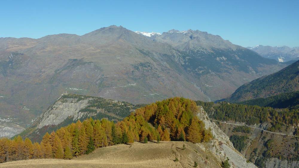 Mont Brequin : le Brequin en face et la vallée de la Maurienne qui s'étire à ses pieds