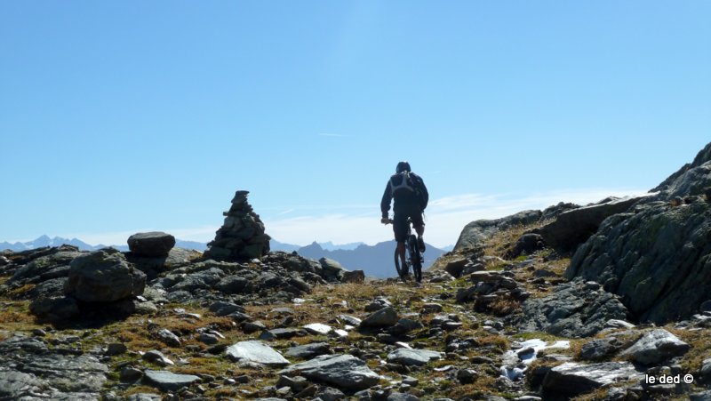 #8 descente sud : Le sentier part de suite à droite après le cairn descente sud : Le sentier part de suite à droite après le cairn