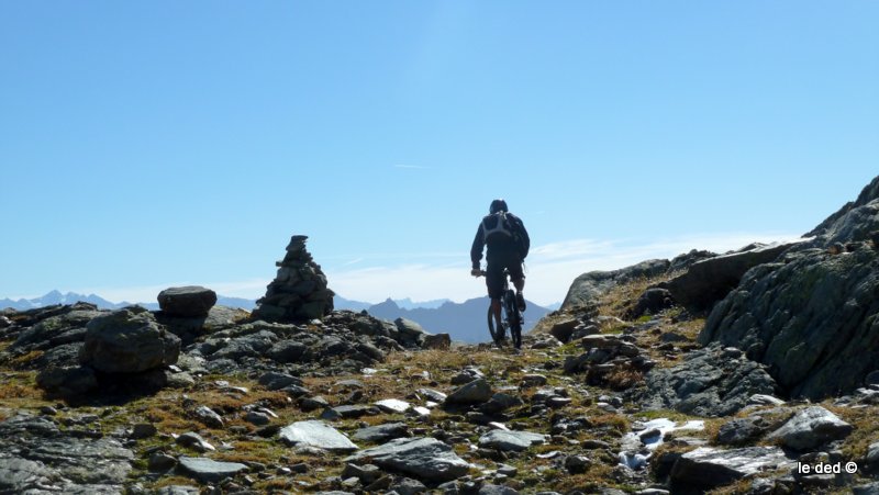 descente sud : Le sentier part de suite à droite après le cairn