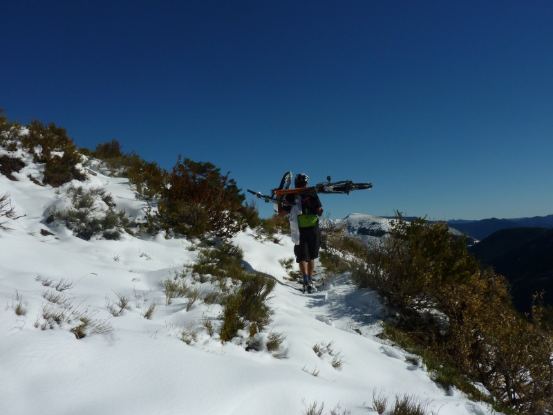 #5 montée aux Cluots : début de la neige sur le sentier, après la piste. montée aux Cluots : début de la neige sur le sentier, après la piste.