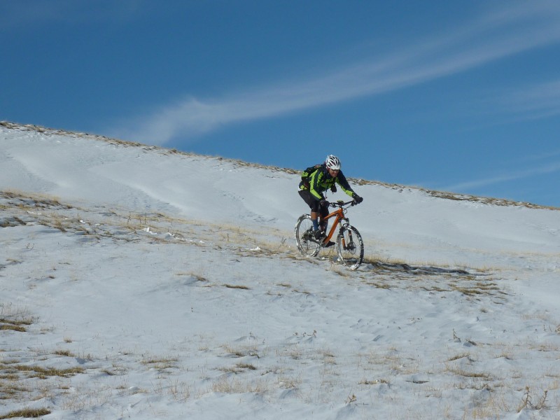 #7 vélo sur neige : Descente des Cluots. Demi-tour obligé. Marrant de rouler sur la neige:pas de virage possible, mais tout droit ça passe. vélo sur neige : Descente des Cluots. Demi-tour obligé. Marrant de rouler sur la neige:pas de virage possible, mais tout droit ça passe.