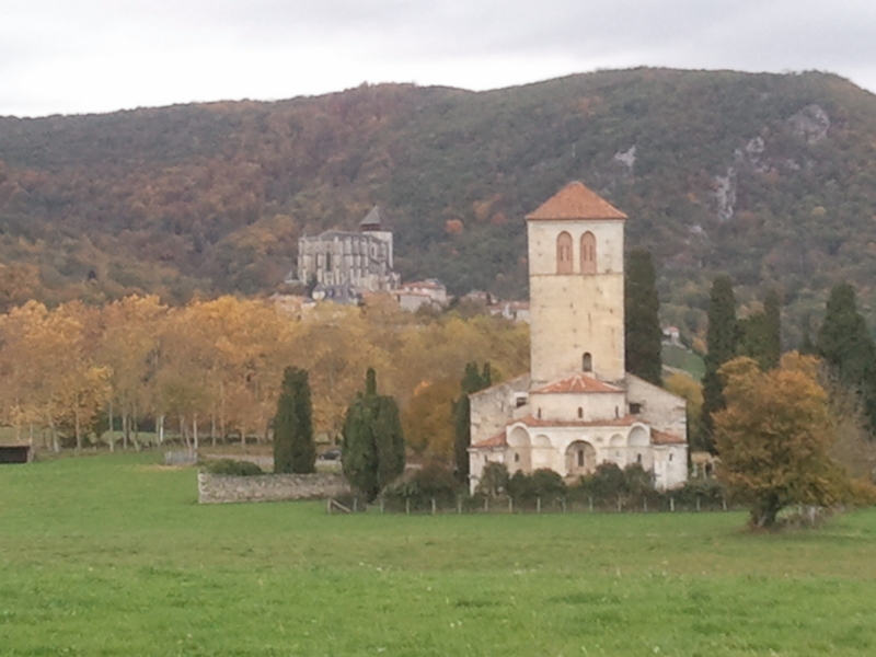 photo 9 : La photo que tout le monde fait. Au premier plan, l'église romane Saint-Just de Valcabrère.