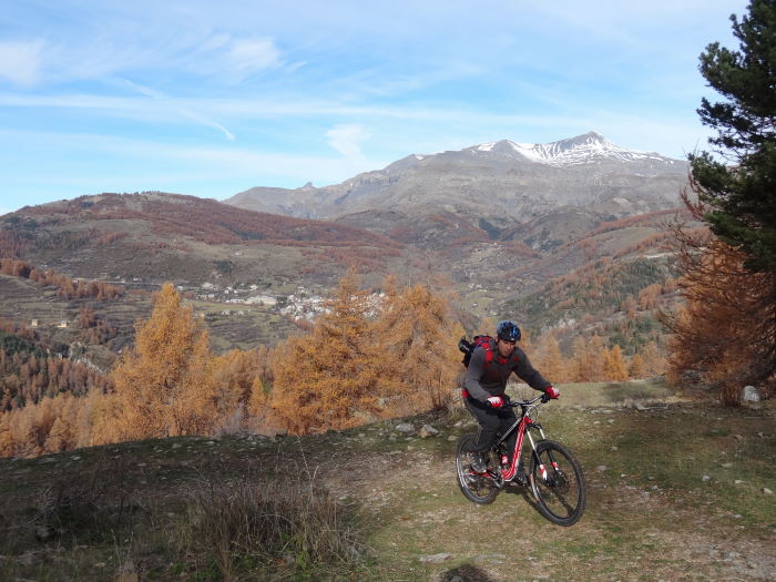 #2 Montée sur fond de Mounier : Le seigneur des lieux Montée sur fond de Mounier : Le seigneur des lieux