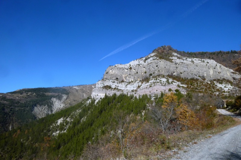 #1 Vers la Chapelle St Madeleine : La belle barre de pointe Chavanette avec à son pied l Vers la Chapelle St Madeleine : La belle barre de pointe Chavanette avec à son pied l'excellent GR510 fait lors d'un tour précédent ! Encore un must !