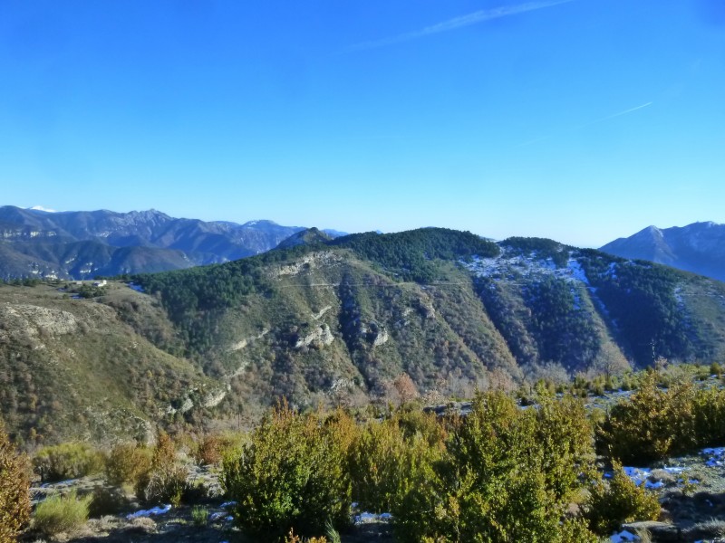 #10 point de vue : sur le Lac et le magnifique single en traversée jusqu point de vue : sur le Lac et le magnifique single en traversée jusqu'à la borne 73 ! Une perle ! Mais avant un peu de boue dans la forêt pour rejoindre le Lac grrr