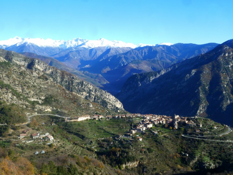 sur la route : Utelle et le Mercantour enneigé