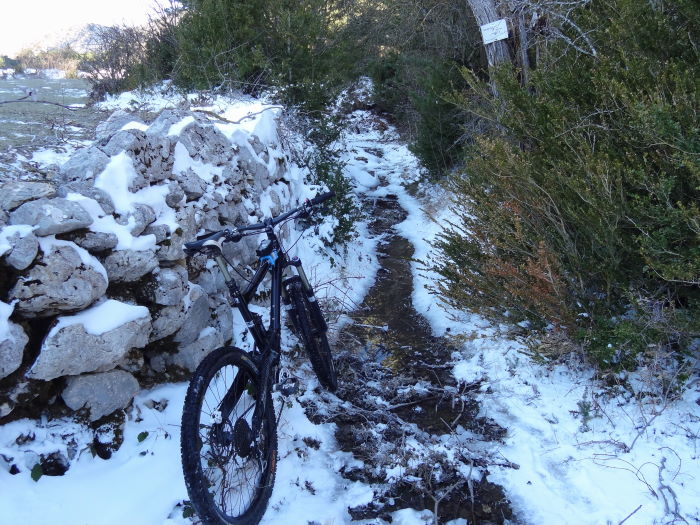 Ca se gâte : Sentier occupé par un ruisseau et un mélange neige/glace pas top pour les godasses.