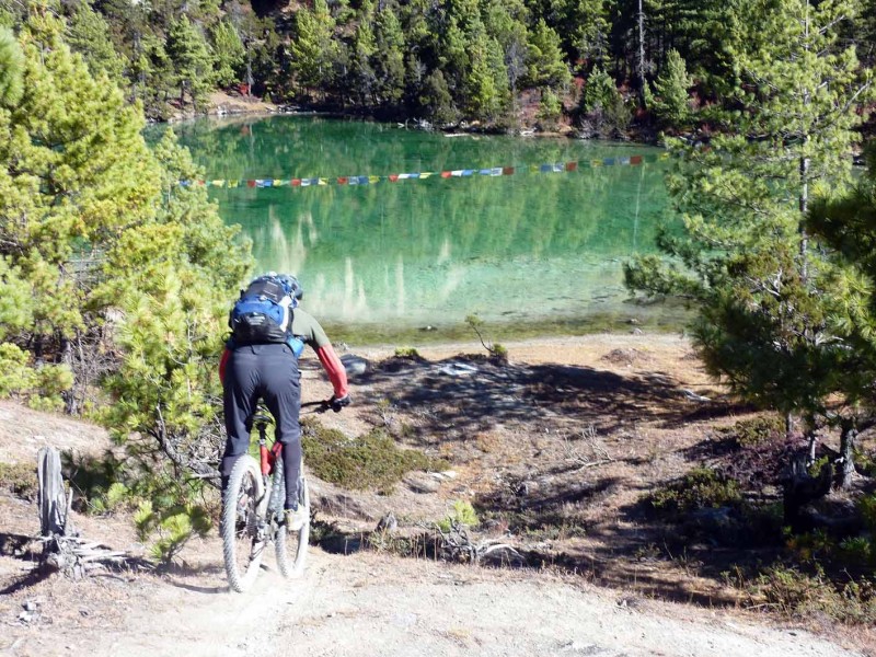 lac vert emeraude de Pisang : on piquerait bien une tête...  mais bon y fait 10° dehors