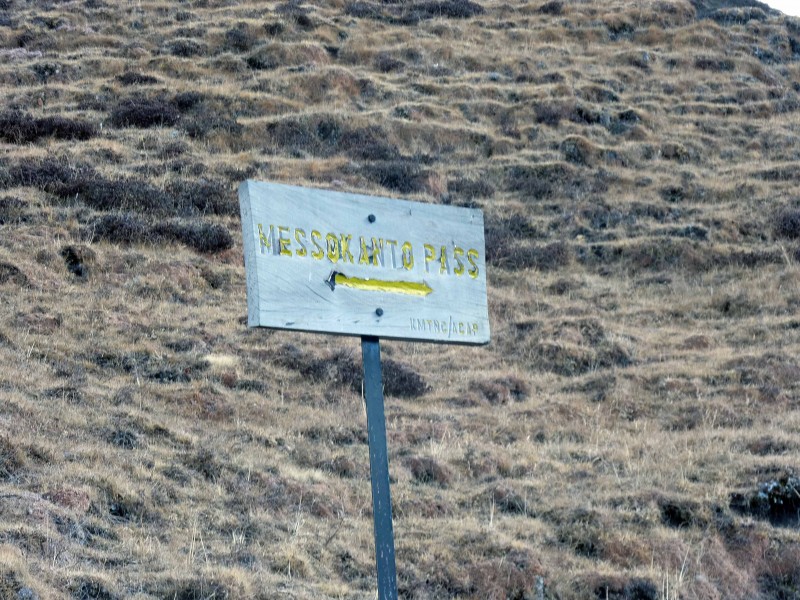 panneau Népalais : si tu as besoin de rien  utilise la signalétique Népalaise super fiable