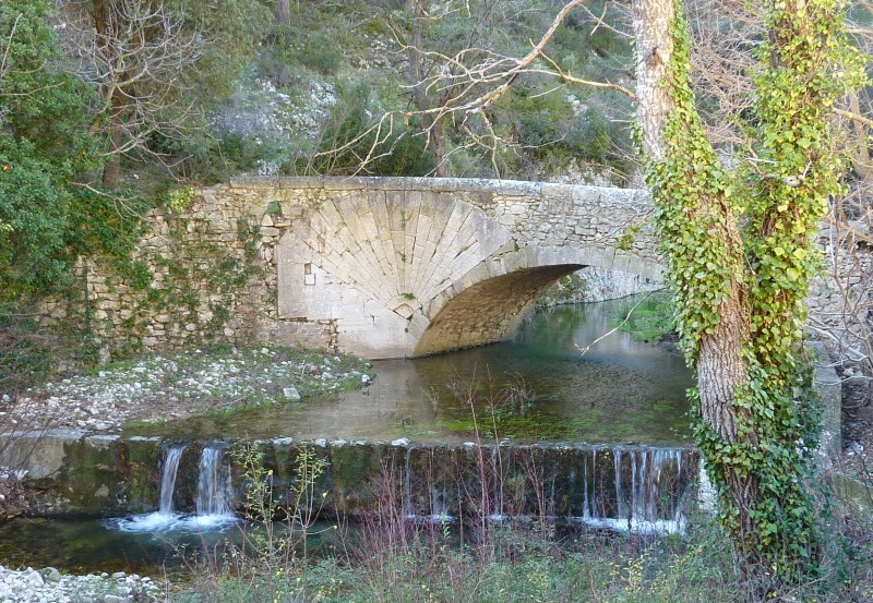 La note touristique : Pont ancien qui enjambe l'Aiguebrun