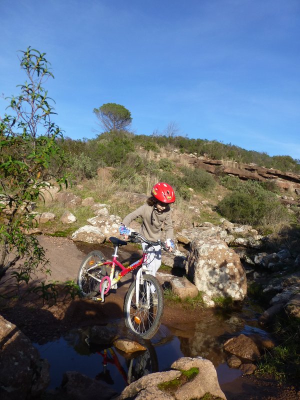 #6 Franchissement d Franchissement d'un ruisseau : Pas assez en confiance pour le franchir sur le vélo