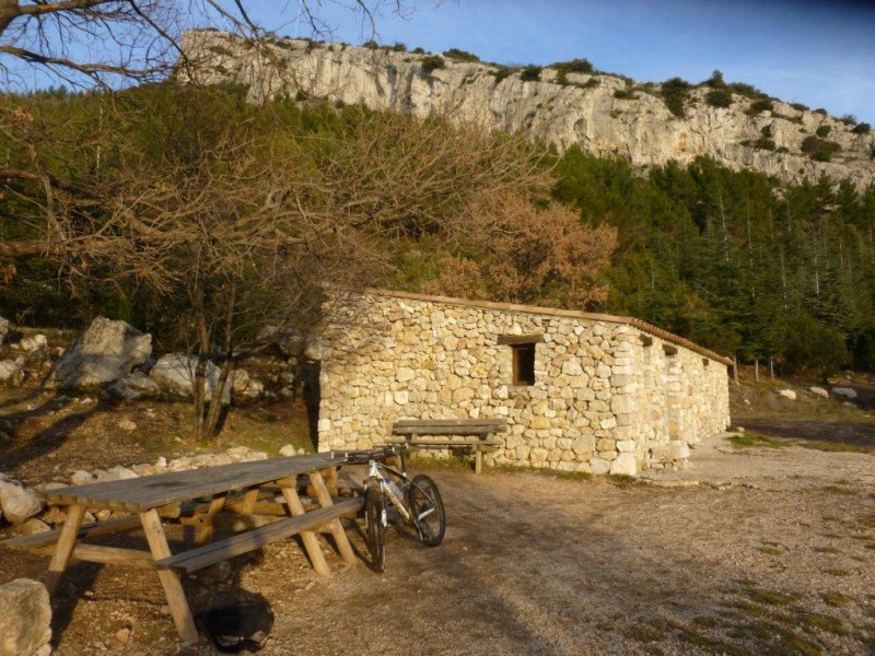 #11 -11- : bergerie de Tuny, après 7h de vélo une petite pause ! -11- : bergerie de Tuny, après 7h de vélo une petite pause !