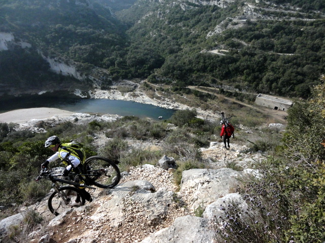 #6 Descente vers le gardon : là, ça roule plus. Descente vers le gardon : là, ça roule plus.