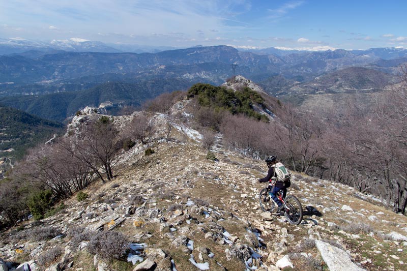 Toujours la crête : mais à la descente cette fois et face au Cheiron !