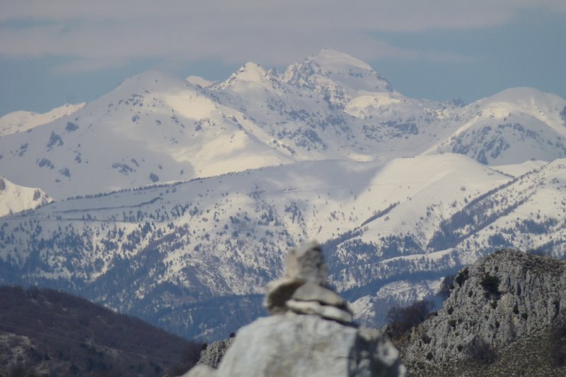 #4 Caïrn sommital : Au fond Cime du Diable, Capelets et devant eux l Caïrn sommital : Au fond Cime du Diable, Capelets et devant eux l'Authion.