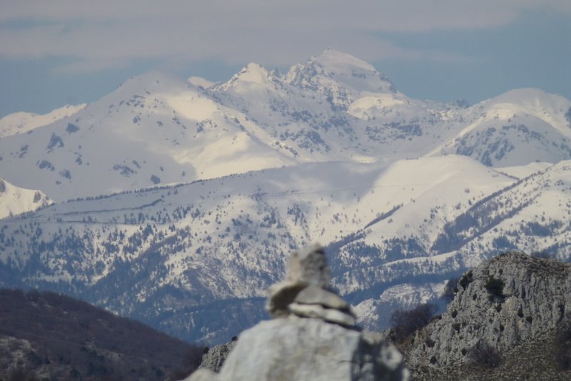 Caïrn sommital : Au fond Cime du Diable, Capelets et devant eux l'Authion.