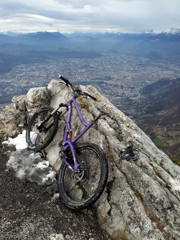 #3 Ouf, sommet! : Enfin le sommet. Même la route et le bout de descente avant le sommet sont intégralement blanc! Zhou à Grenoble! Ouf, sommet! : Enfin le sommet. Même la route et le bout de descente avant le sommet sont intégralement blanc! Zhou à Grenoble!