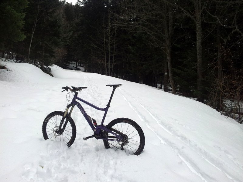 #2 Ratelier à VTT : La neige est super molle et il ne faut pas sortir de la trace. Autant de garages à vélos qu Ratelier à VTT : La neige est super molle et il ne faut pas sortir de la trace. Autant de garages à vélos qu'on veut!