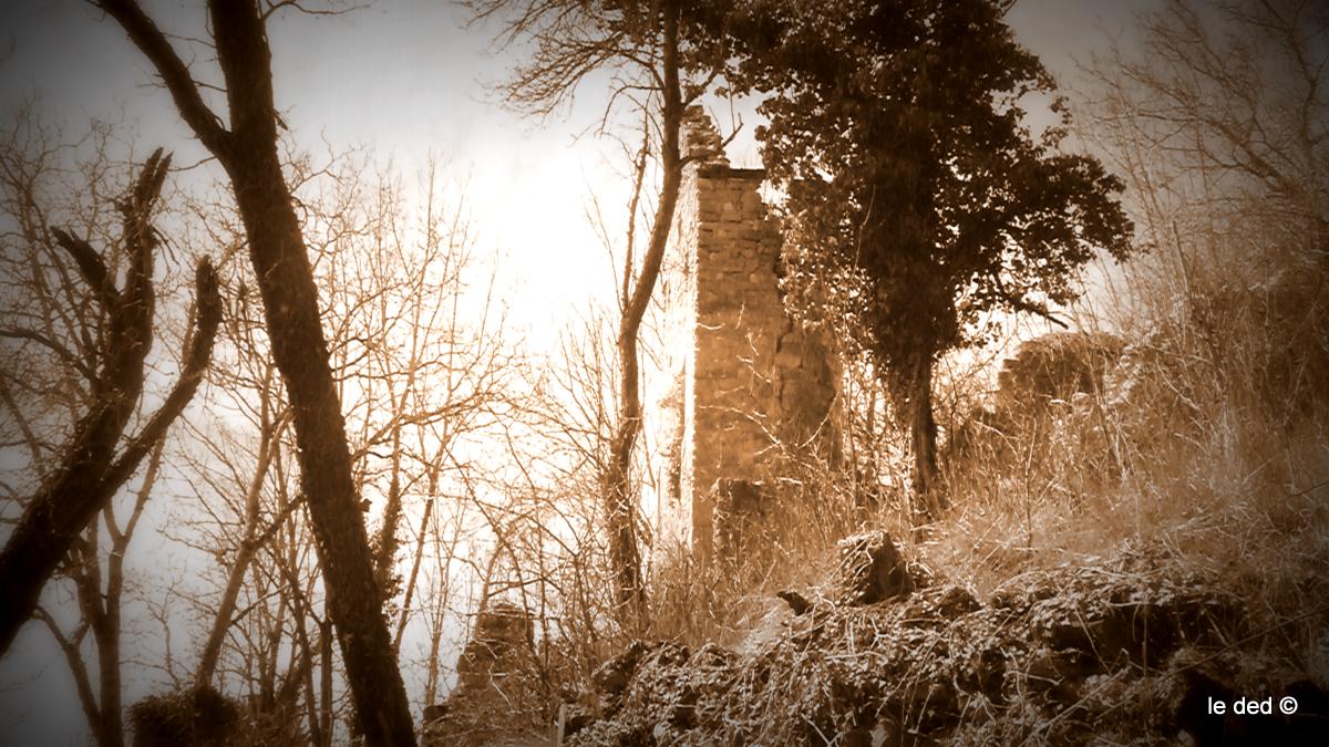 #4 Hameau du Serre : Pan de mûr prêt à vaciller. Même le panneau indiquant le village abandonné sera bientôt désuet :( Hameau du Serre : Pan de mûr prêt à vaciller. Même le panneau indiquant le village abandonné sera bientôt désuet :(