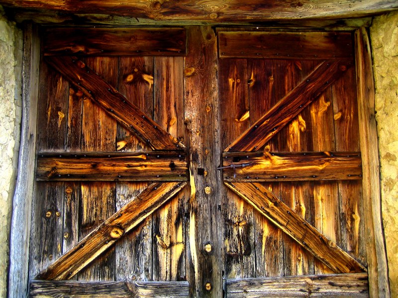 #5 Une vieille porte : Elle a du voir du monde... Une vieille porte : Elle a du voir du monde...