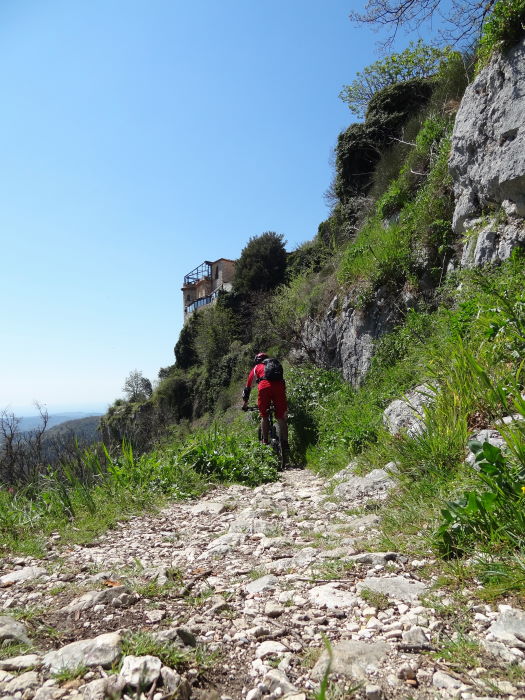 Paradis sous Gourdon : Take me down to the Paradise City where the grass is green and the girls are pretty.