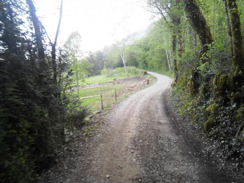 #5 Début de la 2° montée : La piste au pied de la montagne de Parve. Début de la 2° montée : La piste au pied de la montagne de Parve.