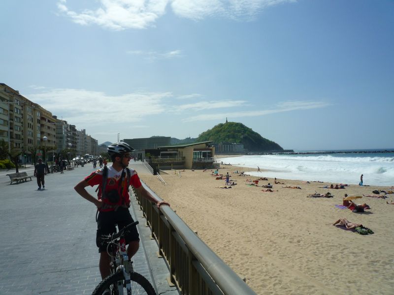 Plages : Final face aux surfeurs. Belle houle en cette fin avril.