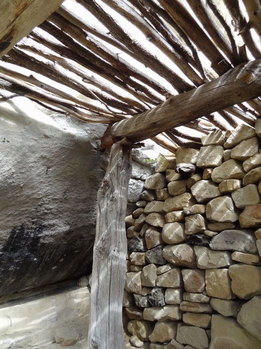 #9 Toit : Sous le surplomb qui le protège de la pluie, le bois est encore là. Toit : Sous le surplomb qui le protège de la pluie, le bois est encore là.
