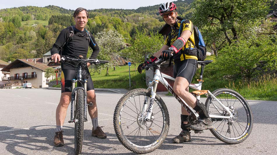 #1 départ de Queige : sans chaussures pour Etienne. Trop confortables les pédales Shimano départ de Queige : sans chaussures pour Etienne. Trop confortables les pédales Shimano