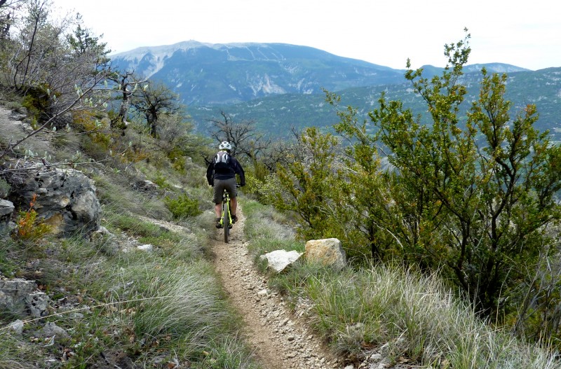 Sentier de la Nible : André laisse filer et admire le Ventoux