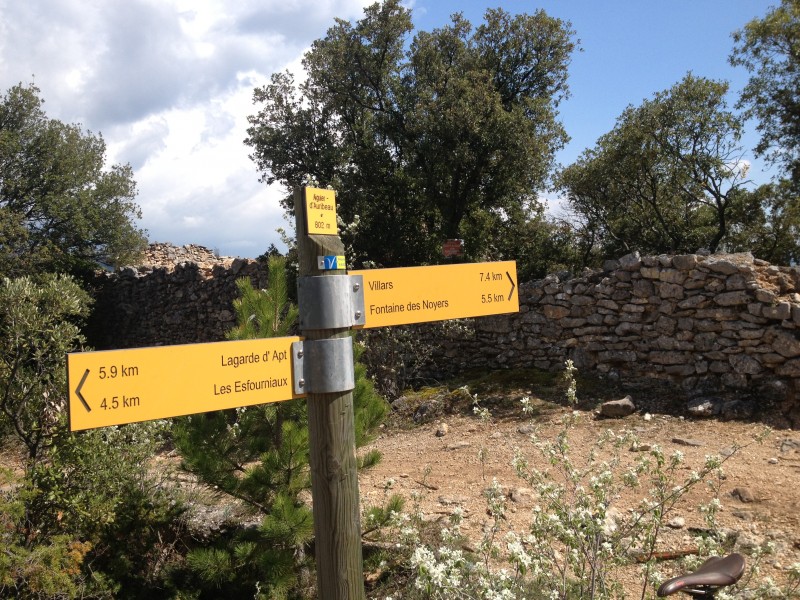 Croisée des chemins : le sentier démarre juste derrière l'ayguier :)