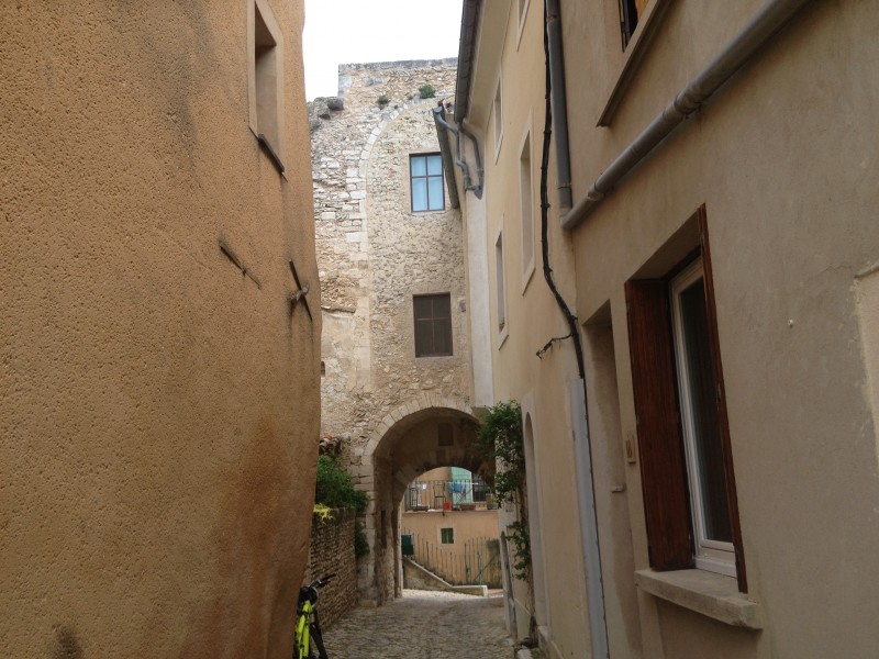 #2 Saint Saturnin lès Apt : belle ruelle et vestige du passé Saint Saturnin lès Apt : belle ruelle et vestige du passé