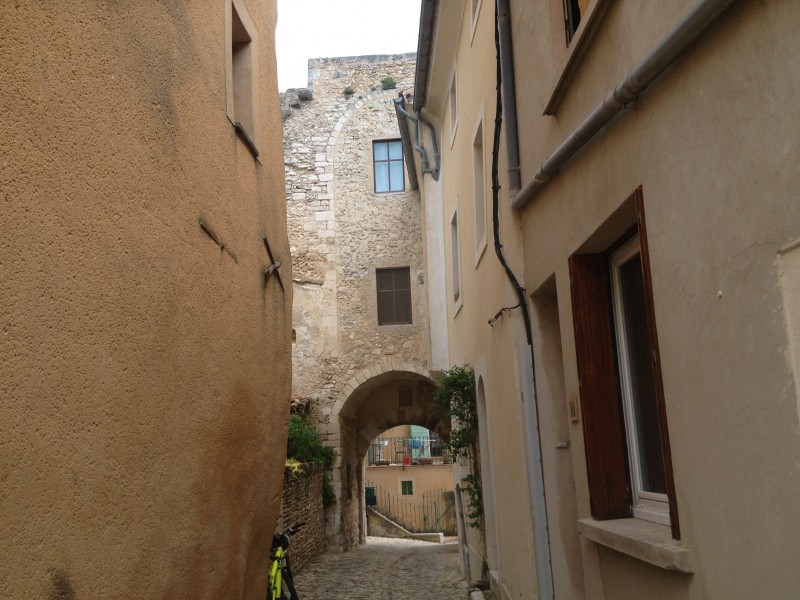 Saint Saturnin lès Apt : belle ruelle et vestige du passé