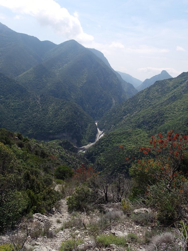 #26 en traversée vers la RN202 : le Var coté Sud dans cette vallée si encaissée avec la route et les tunnels en traversée vers la RN202 : le Var coté Sud dans cette vallée si encaissée avec la route et les tunnels