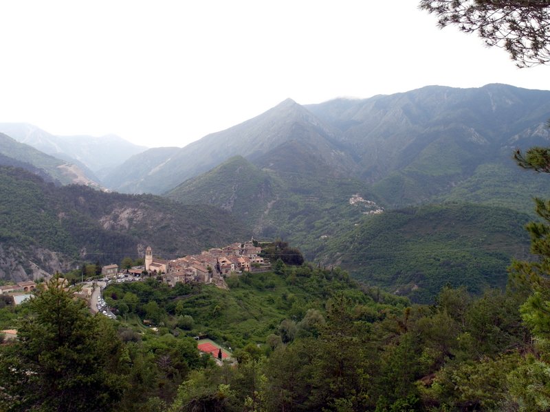 dans cette photo tout mon tour : le village de Massoins, le Mont Vial - la vallée du Var avec vu sur les deux versants traversés EXCELLENT !!!