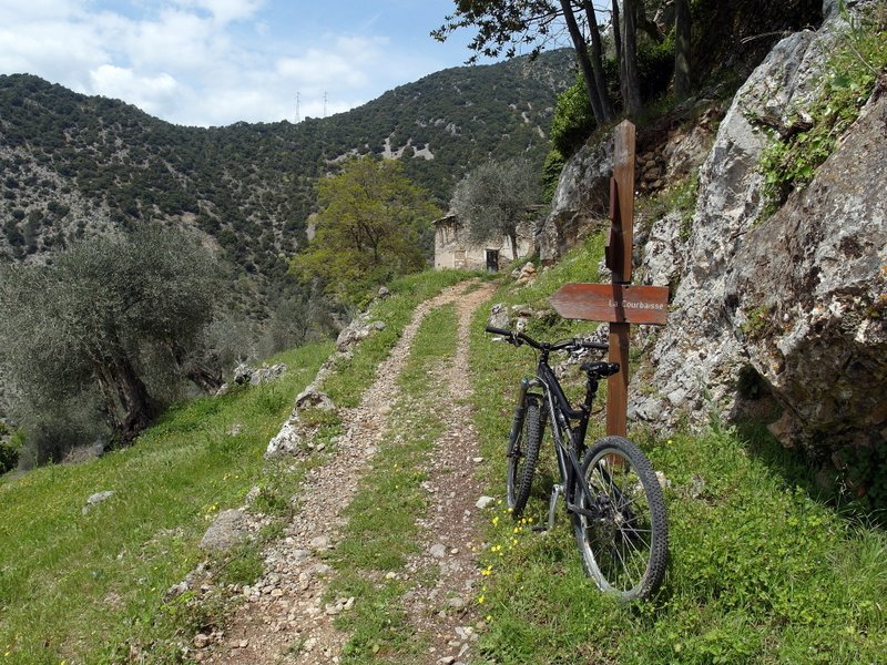 #41 Vers La Courbaisse : Le single part en contre-bas de la route Vers La Courbaisse : Le single part en contre-bas de la route