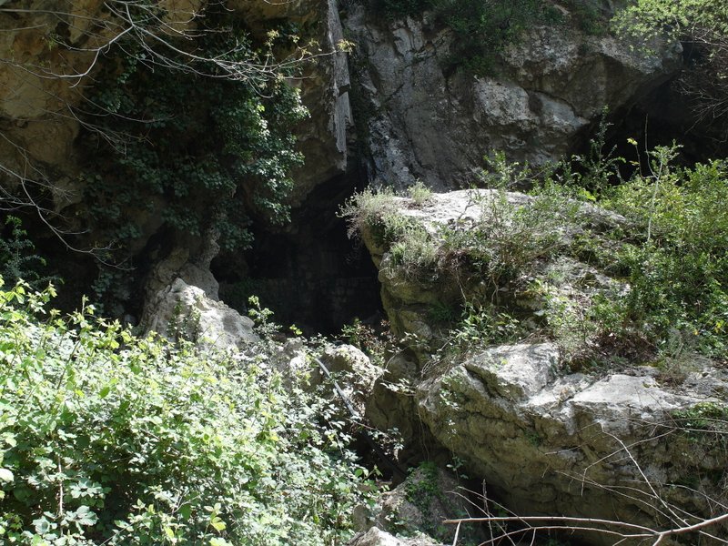 Vers La Courbaisse : la grotte avec la rivière souterraine mais je me hasarderais pas à prendre de l"eau, ce qui est encore plus dur!