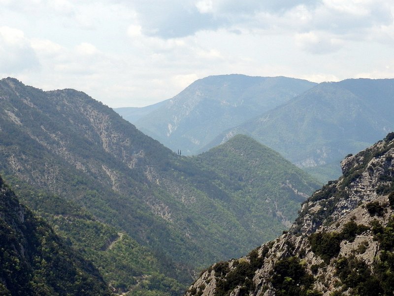 Vers Le Reveston : Au loin, les cyprès gardent l'entrée du la traversée qui se dessine sur tout le flan de la montagne