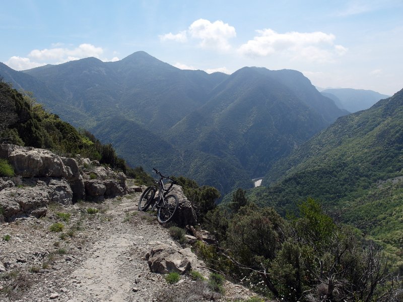 #22 en traversée vers la RN202 : juste avant la borne 2 au col 685, une très belle descente au accent du Sud avec en contrebas le Var en traversée vers la RN202 : juste avant la borne 2 au col 685, une très belle descente au accent du Sud avec en contrebas le Var