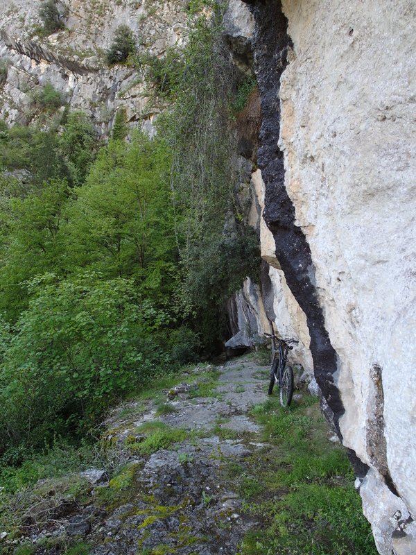 Mont-Vial : dans la gorge glissante.