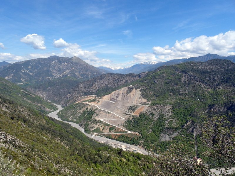 #20 en traversée vers la RN202 : En face, la carrière active du Vescorn. Le single du retour passe à son sommet ! en traversée vers la RN202 : En face, la carrière active du Vescorn. Le single du retour passe à son sommet !