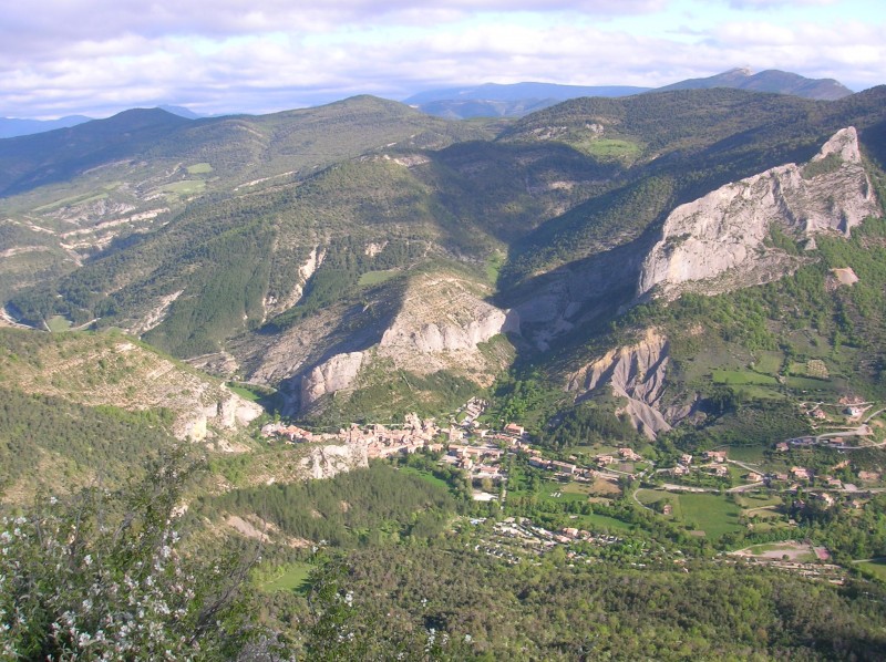 #2 Village : Le village et ses belles falaises. Village : Le village et ses belles falaises.
