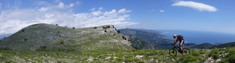 Descente sur La Baisse : Freeride pour rejoindre la baisse des Cabanelles. La cime de Galian juste en face.