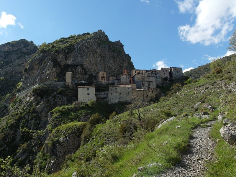 #17 Vers Puget Rostand : Auvare, 7 habitants toute l Vers Puget Rostand : Auvare, 7 habitants toute l'année !
Début de sentier du facteur qui rejoint Puget Rostand J'aime!